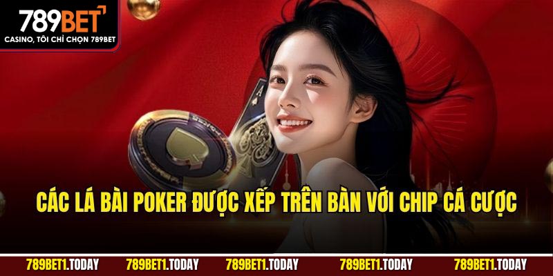 Các lá bài Poker được xếp trên bàn với chip cá cược